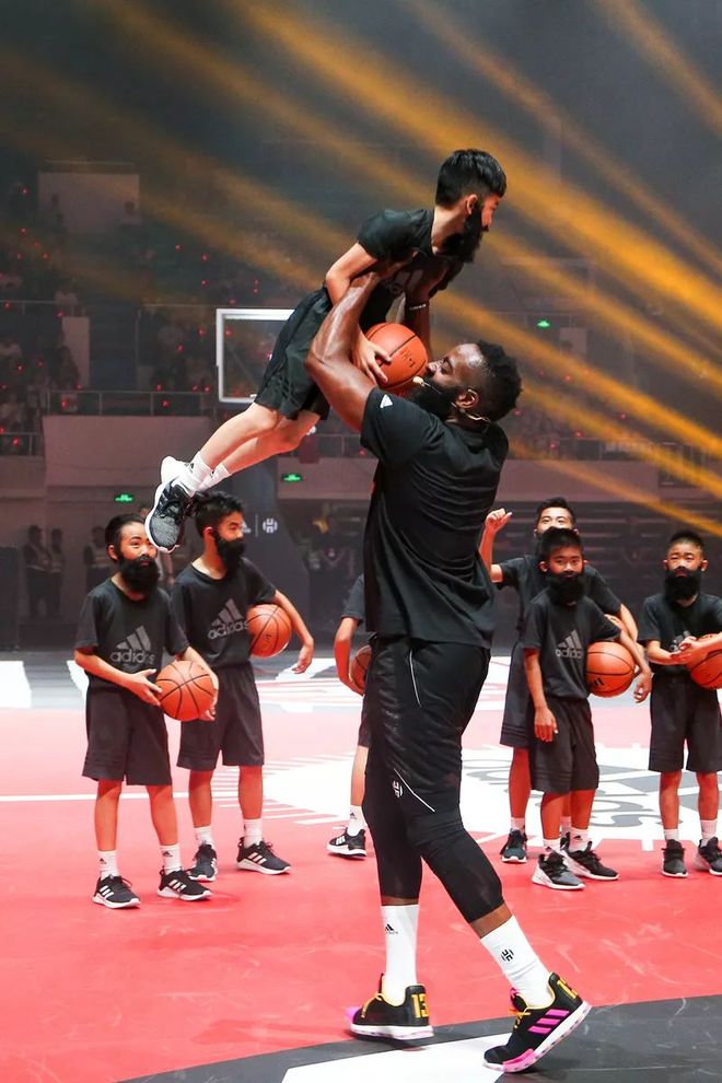 星空体育app包含这也行？转会期广州队更衣室发声今晨俄克拉荷马雷霆刷新队史纪录，哈兰德在湖人比赛中绝杀的词条