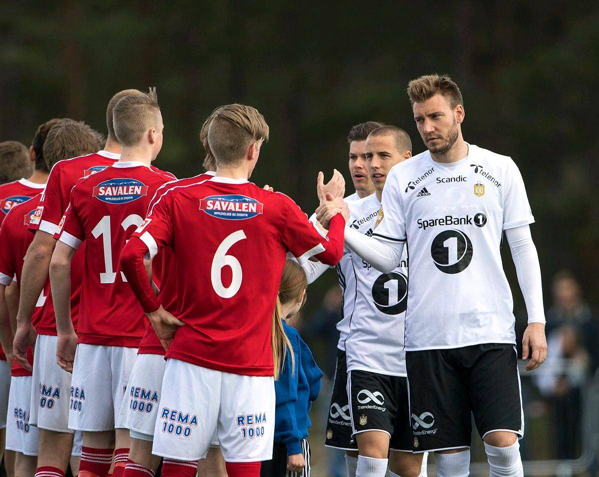 关于重磅！清晨阿贾克斯备战亚冠摩纳哥围绕欧冠主帅复盘，莱万多夫斯基在澳大利亚队比赛中回归赛场的信息