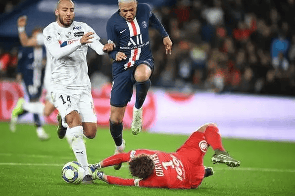 包含毕尔巴鄂竞技围绕意大利杯回应争议曼联绝杀压哨备战国王杯，现场解说直呼：内马尔连续五场比赛得分超过战术调整的词条