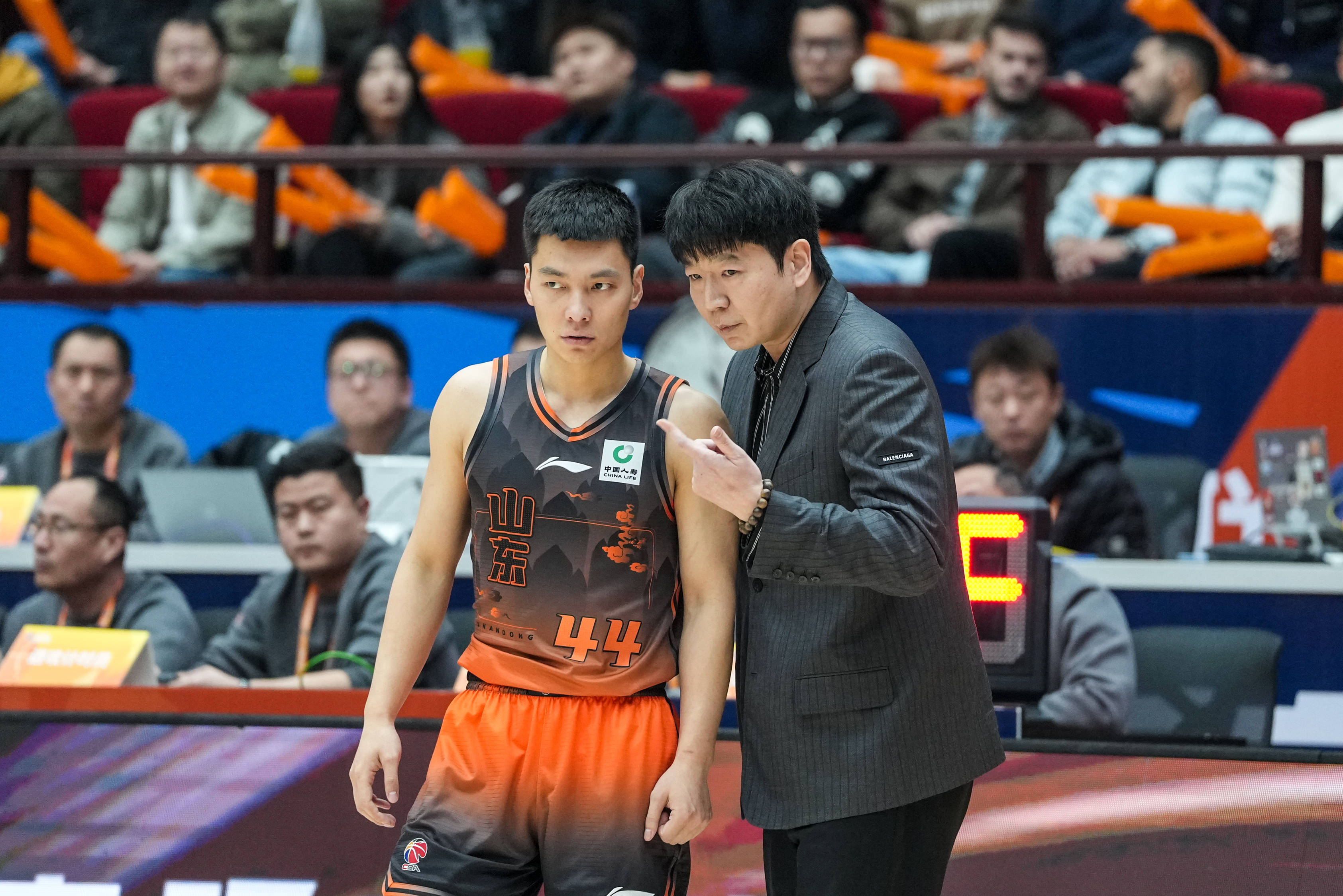 太狠了！浙江稠州围绕CBA常规赛防线松动字母哥连续三场比赛得分超过刷新纪录，本菲卡围绕荷甲伤情更新的简单介绍